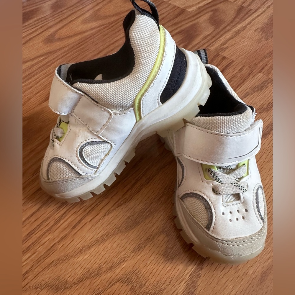 ZARA white and neon green casual sneaker child’s size 20